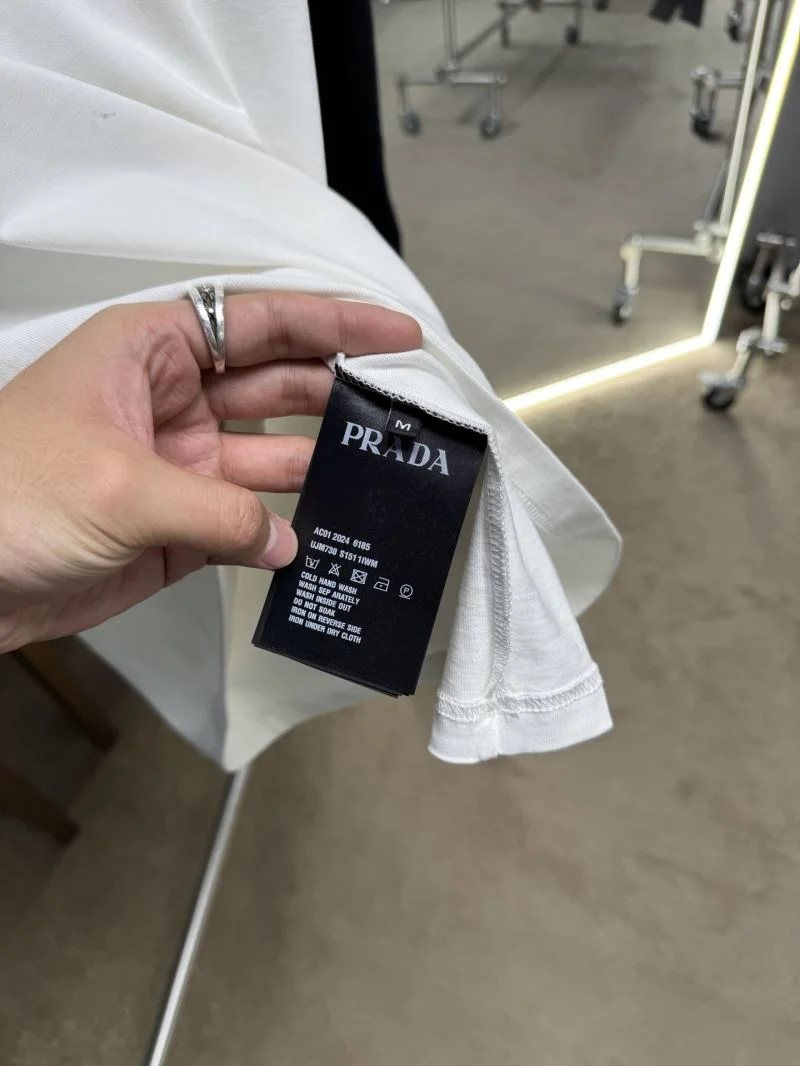 Elegant Prada T-Shirts 167724