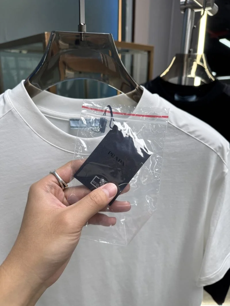 Trendsetting Prada T-Shirts 167027