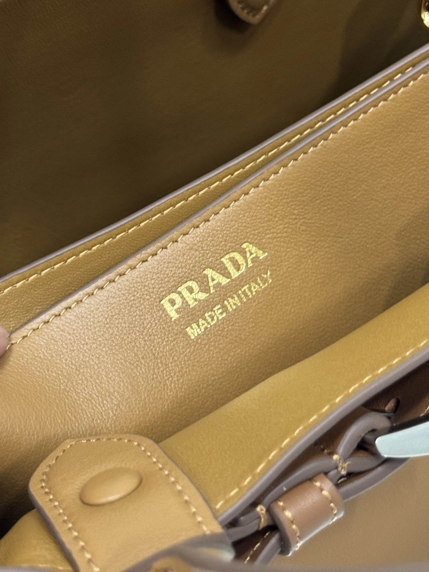 Reliable Prada Top Handle Bags 73634