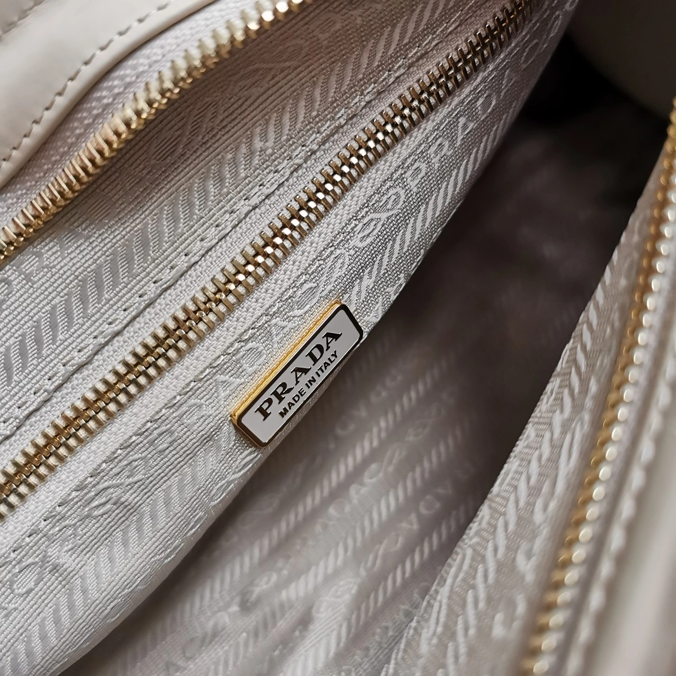 Fashionable Prada Top Handle Bags 73580