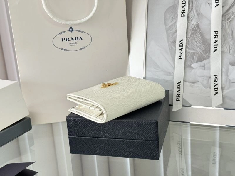 Vibrant Prada Wallets Purse 65897