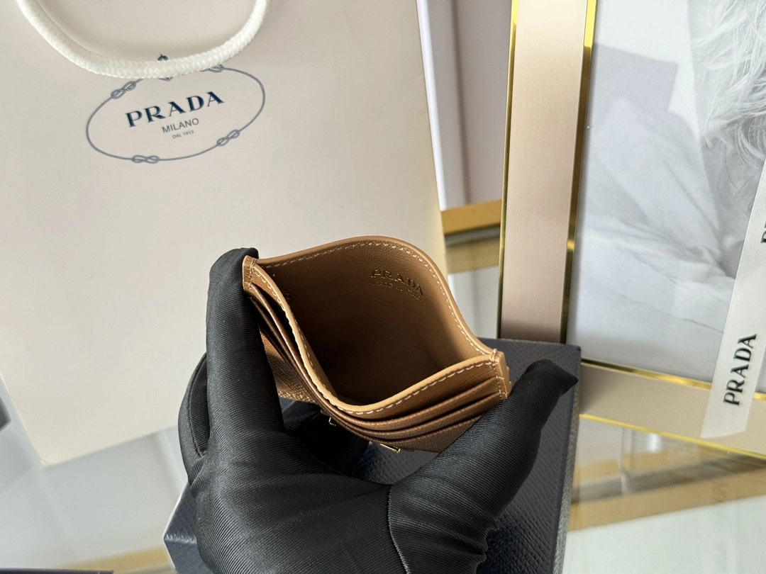 Prada Wallets Purse Versatile 56794