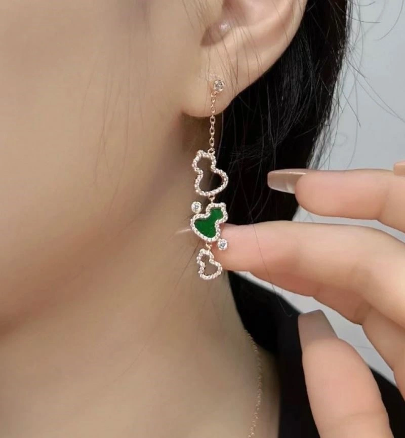 Sophisticated Qeelin Earrings 210402
