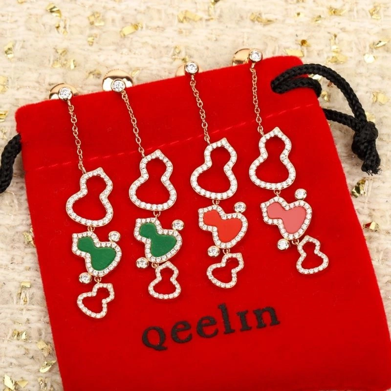 Compact Qeelin Earrings 209667