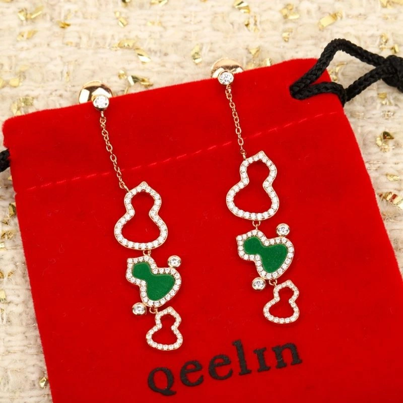 Compact Qeelin Earrings 209667