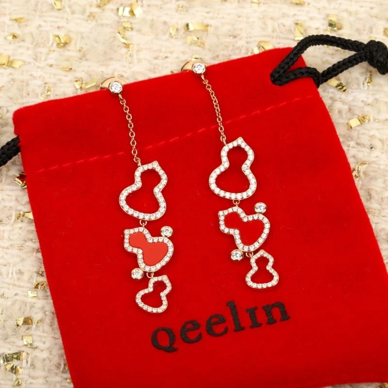Compact Qeelin Earrings 209667