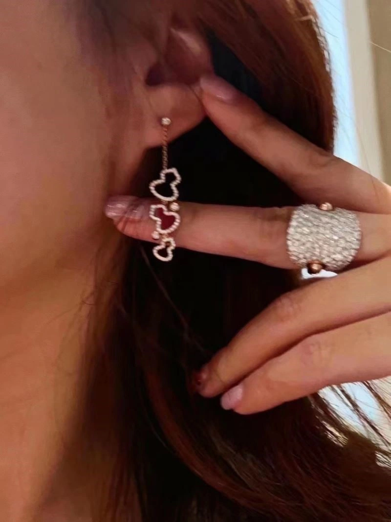 Compact Qeelin Earrings 209667