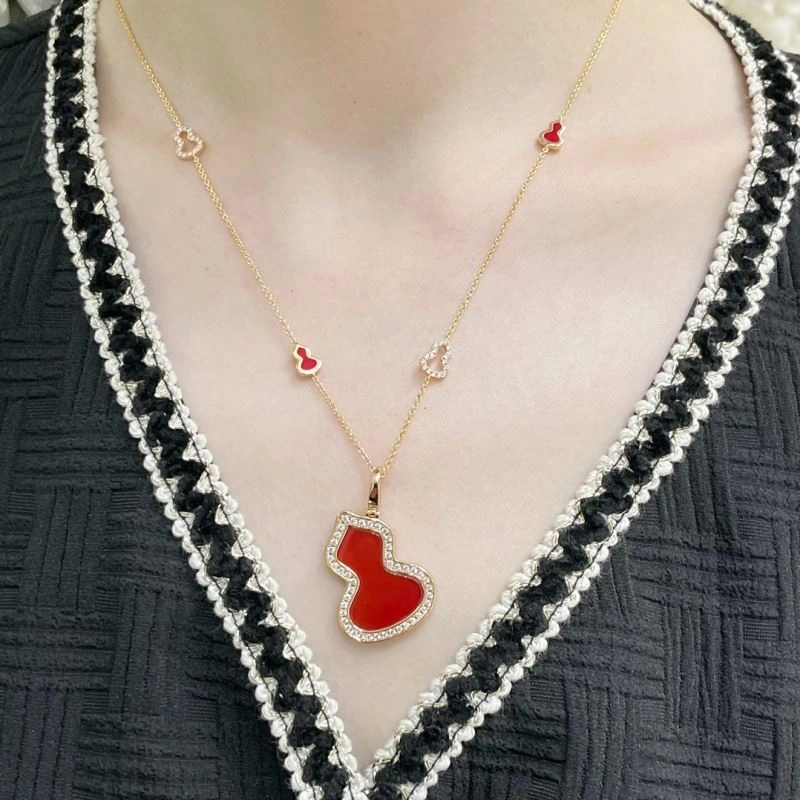 Compact Qeelin Necklaces 211701
