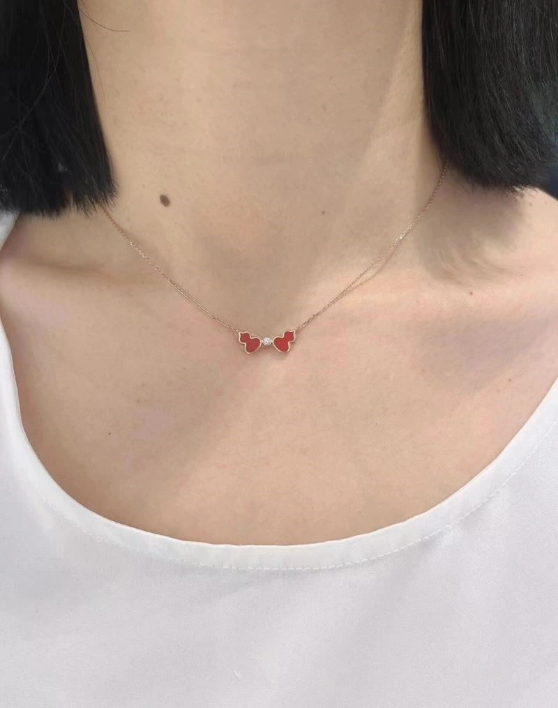 Seasonal Qeelin Necklaces 210344