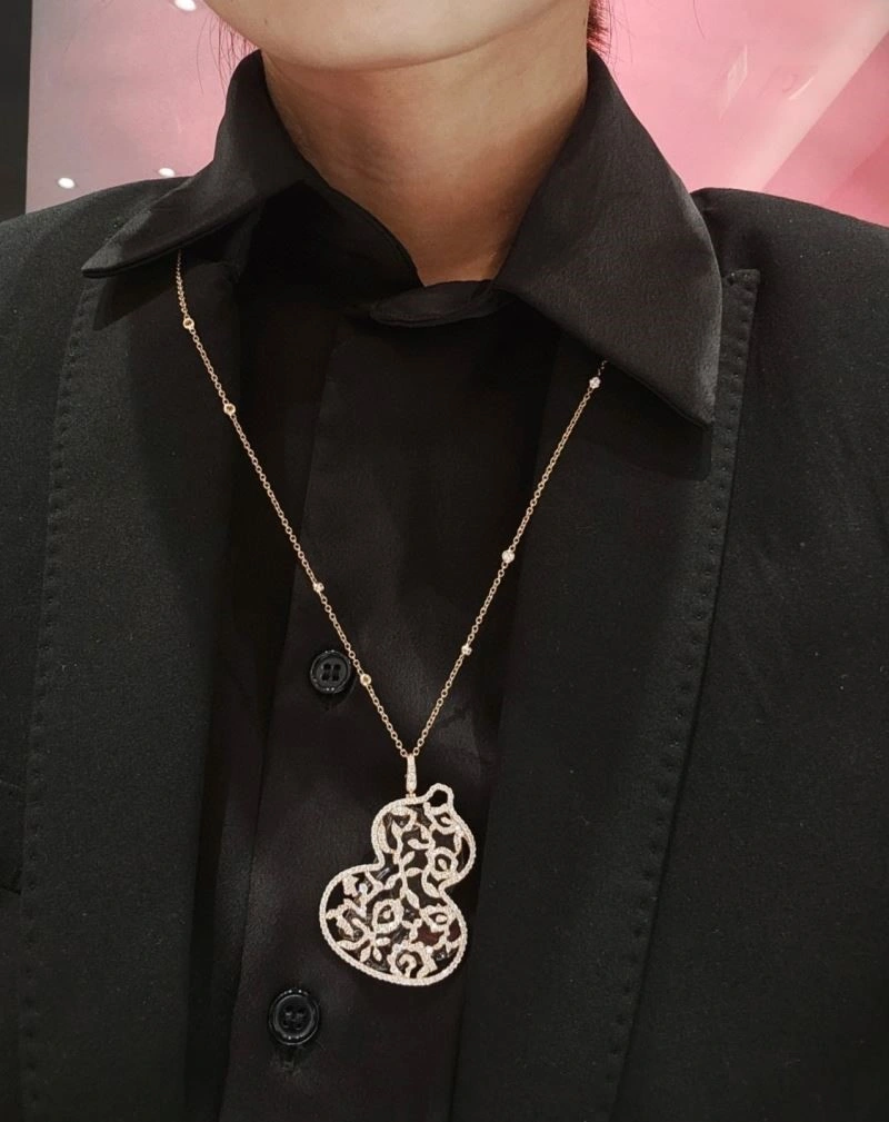 Minimalist Qeelin Necklaces 209648