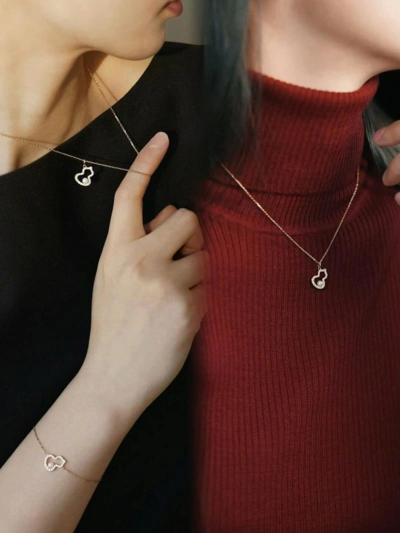 Minimalist Qeelin Necklaces 209663