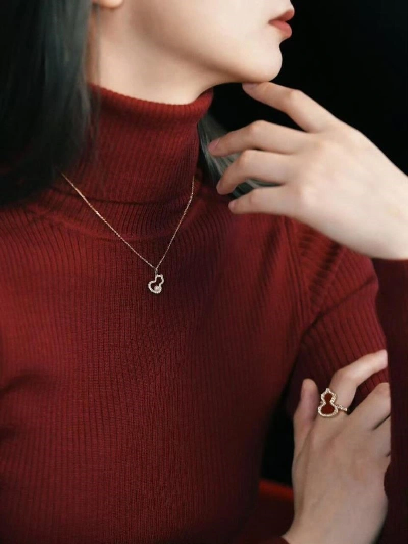 Minimalist Qeelin Necklaces 209663
