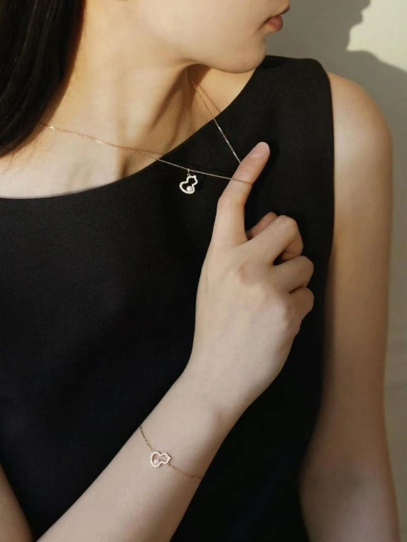 Minimalist Qeelin Necklaces 209663