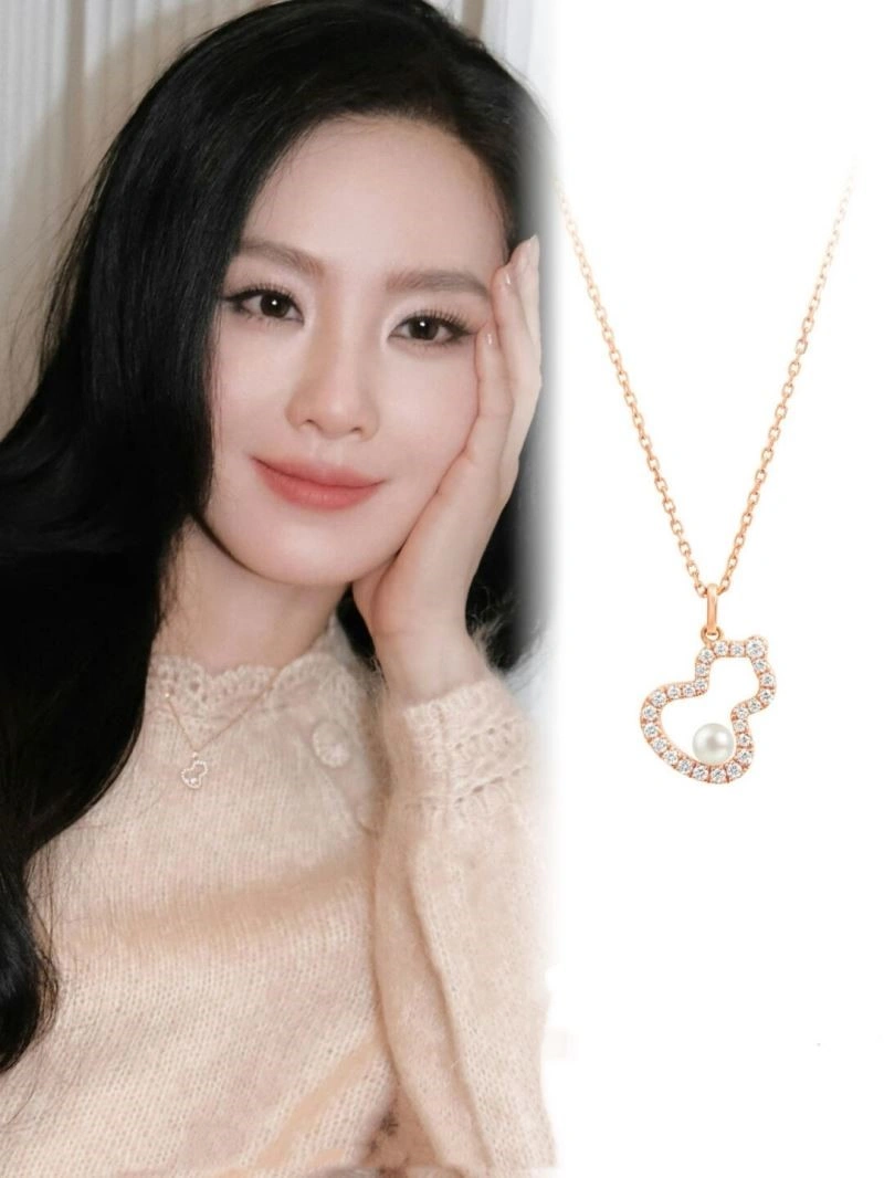 Minimalist Qeelin Necklaces 209663