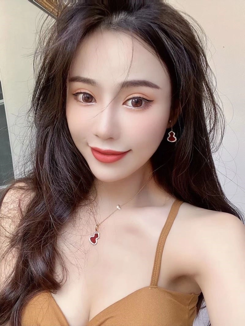 Compact Qeelin Necklaces 209742