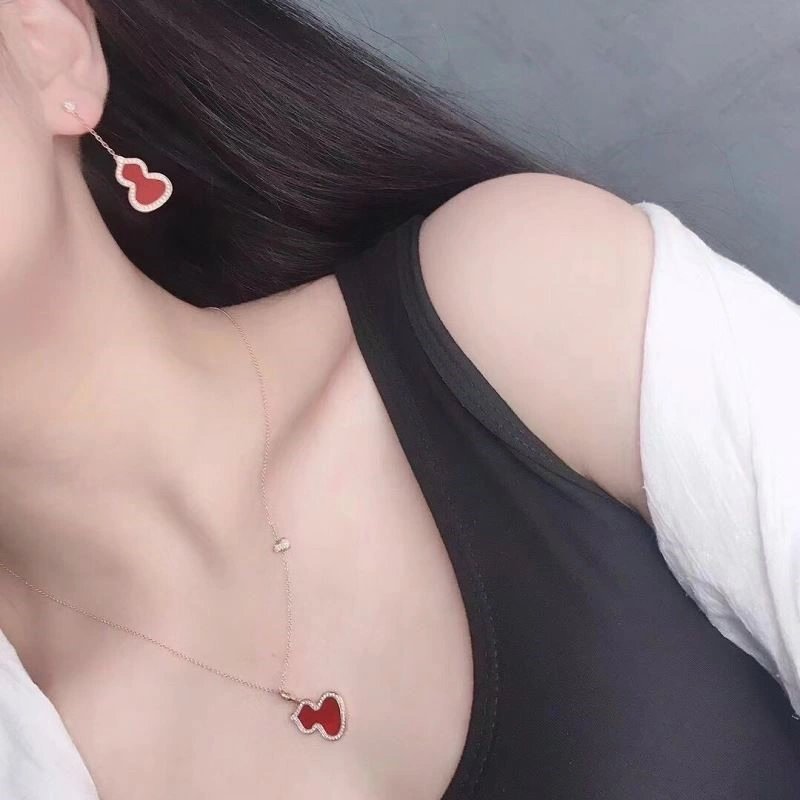 Compact Qeelin Necklaces 209742