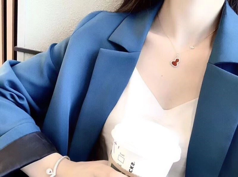 Compact Qeelin Necklaces 209742