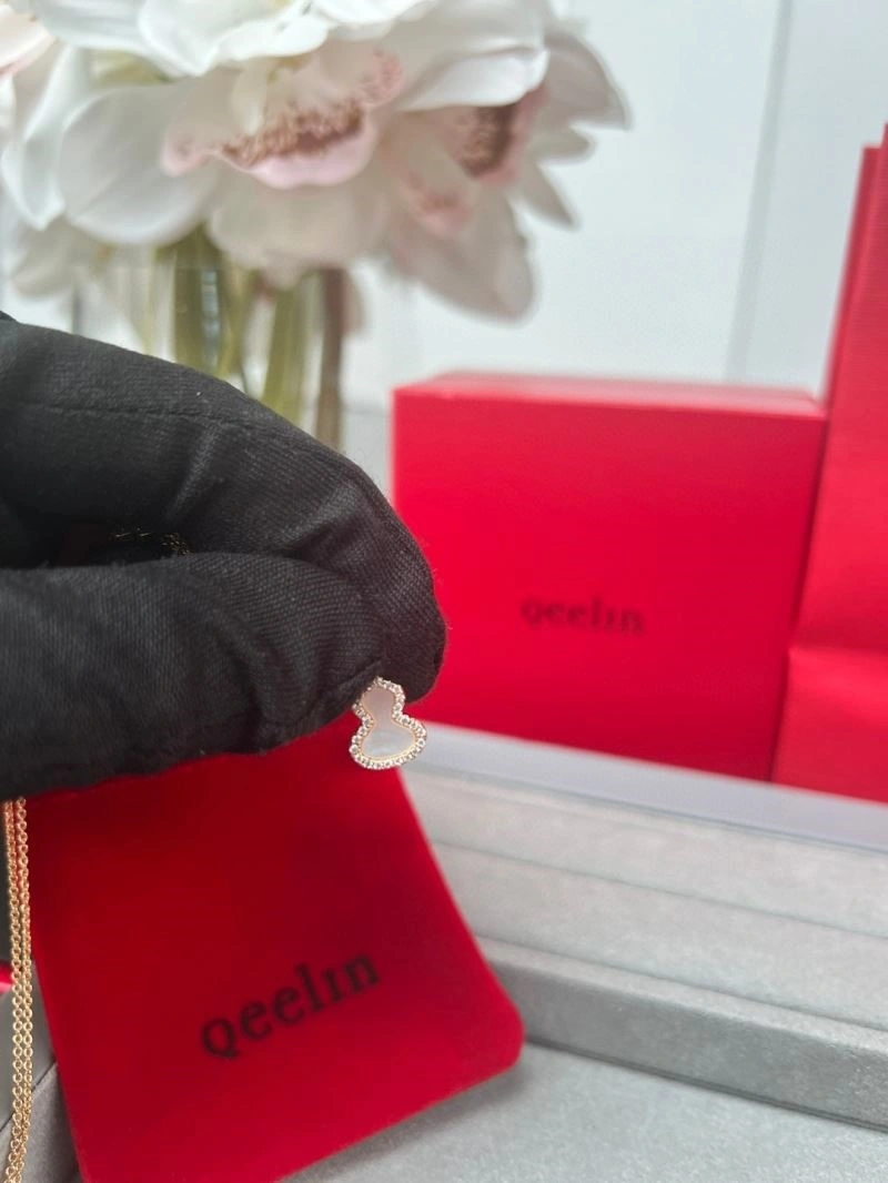Compact Qeelin Necklaces 209129