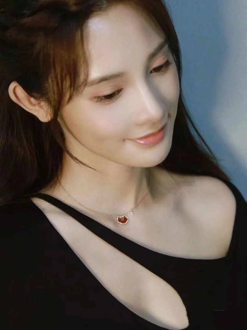 WellDesigned Qeelin Necklaces 208443