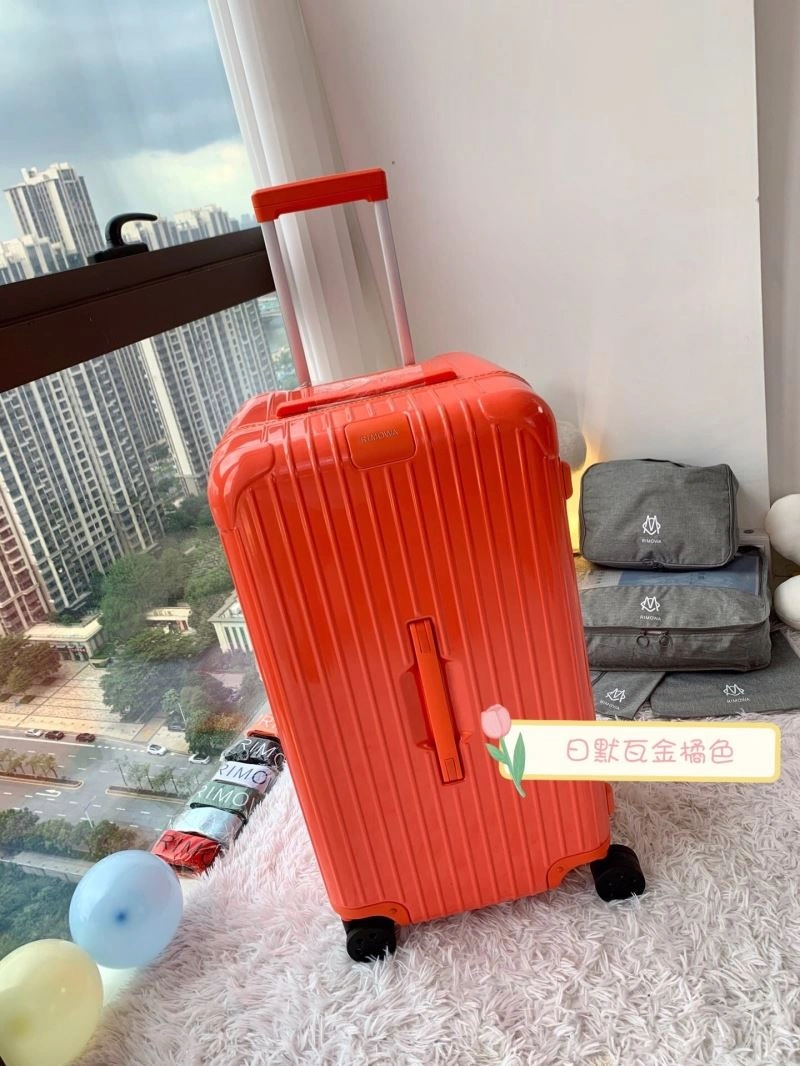 Minimalist Rimowa Suitcase 69437