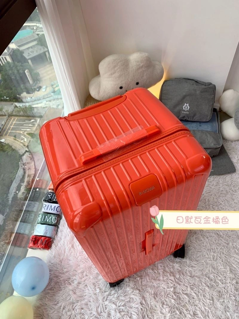 Minimalist Rimowa Suitcase 69437