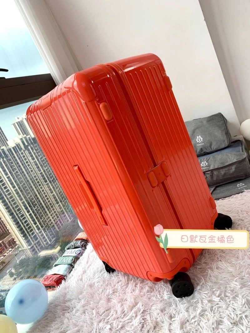 Minimalist Rimowa Suitcase 69437