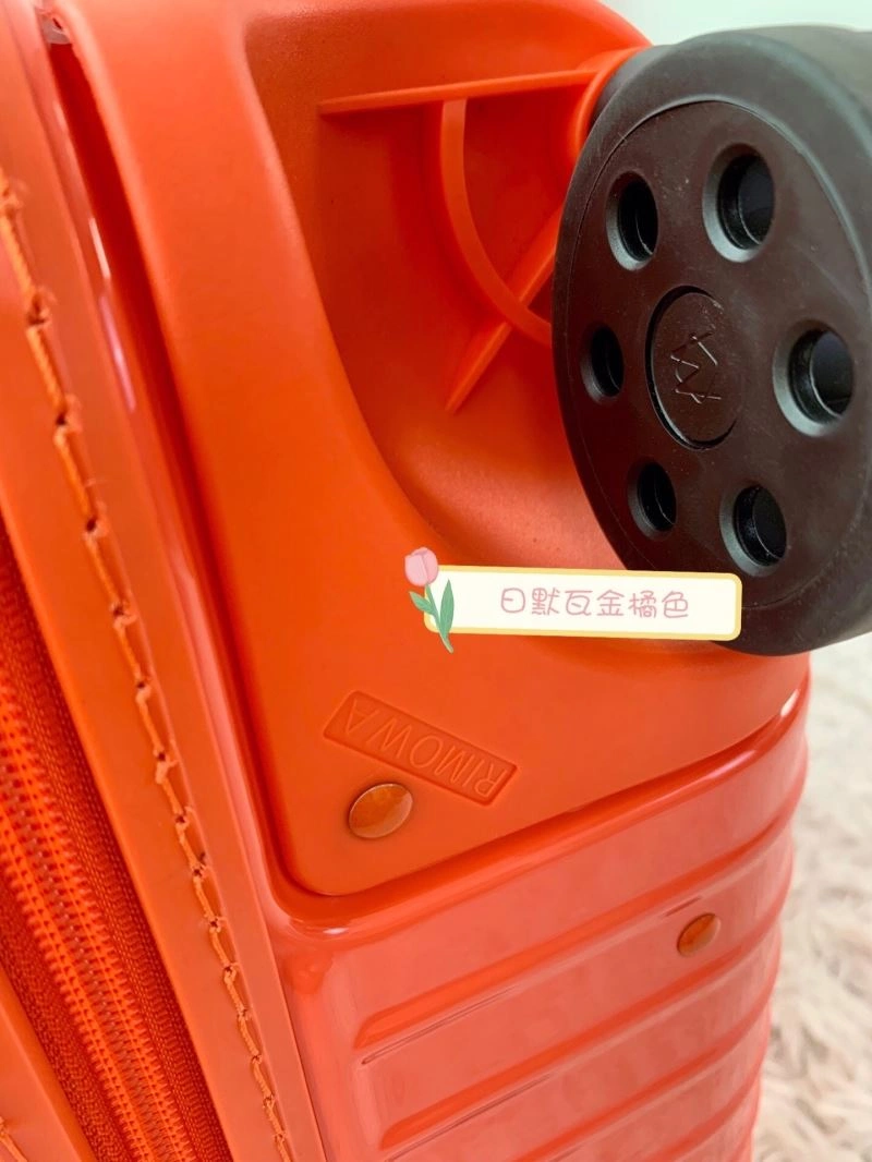 Minimalist Rimowa Suitcase 69437