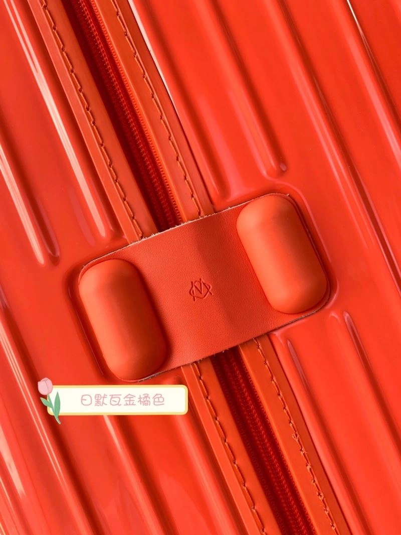 Minimalist Rimowa Suitcase 69437