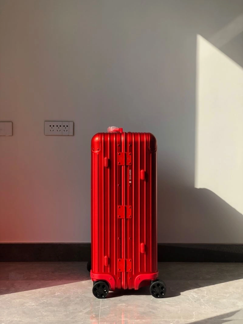 Lightweight Rimowa Suitcase 69424