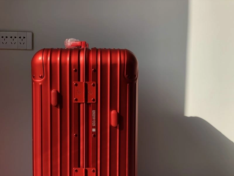Lightweight Rimowa Suitcase 69424