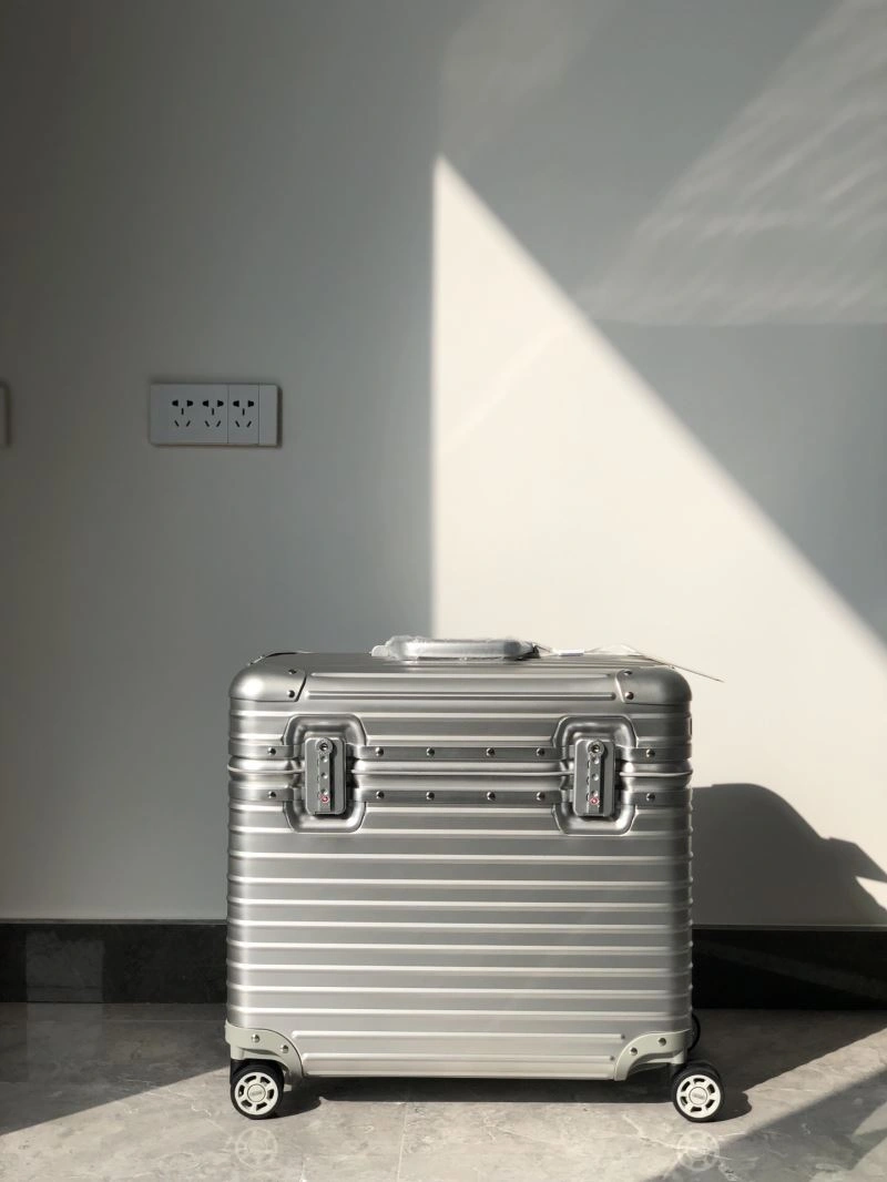 Supportive Rimowa Suitcase 69405