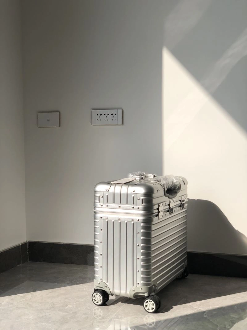 Supportive Rimowa Suitcase 69405