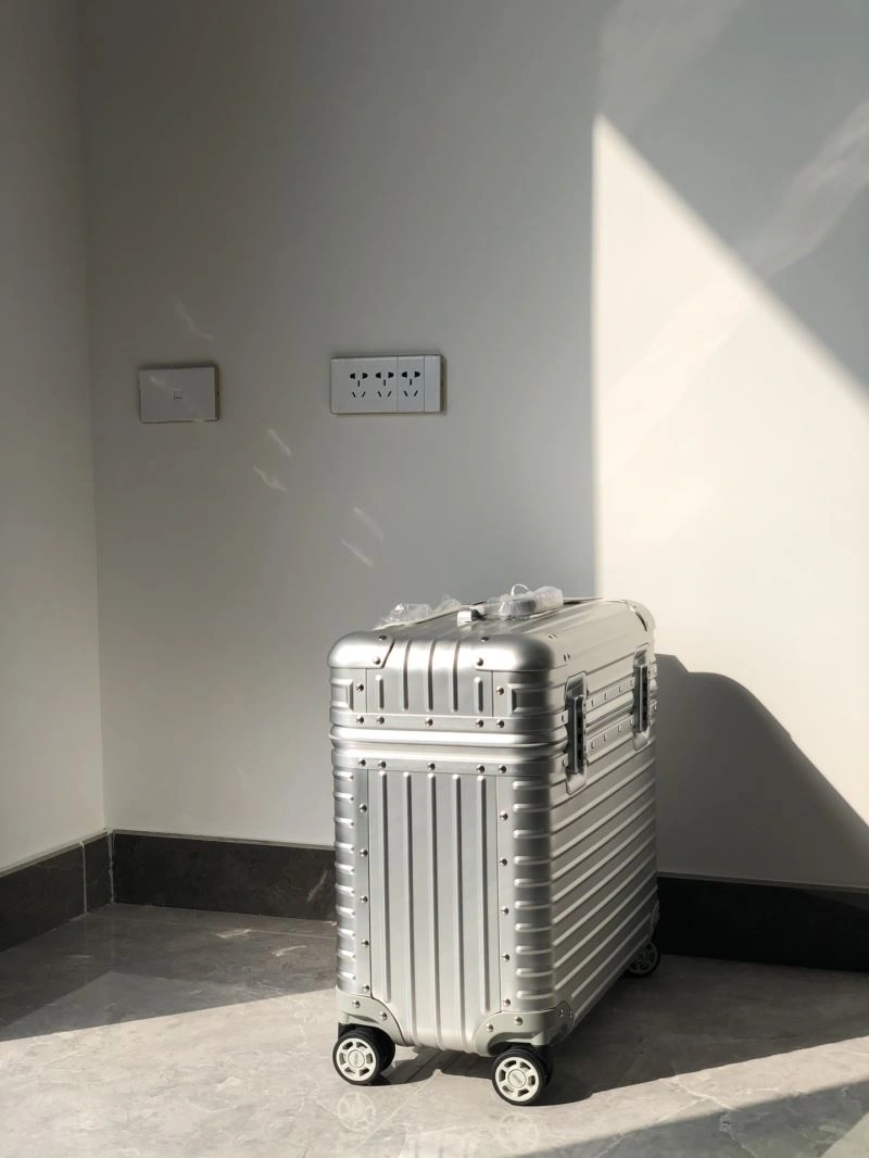 Supportive Rimowa Suitcase 69405