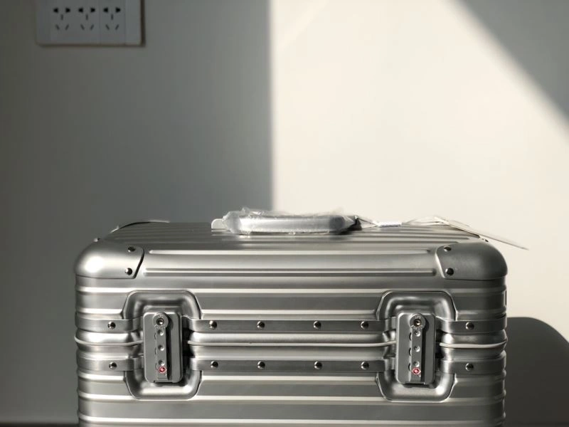 Supportive Rimowa Suitcase 69405
