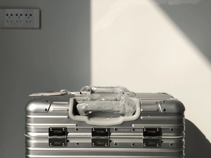 Supportive Rimowa Suitcase 69405
