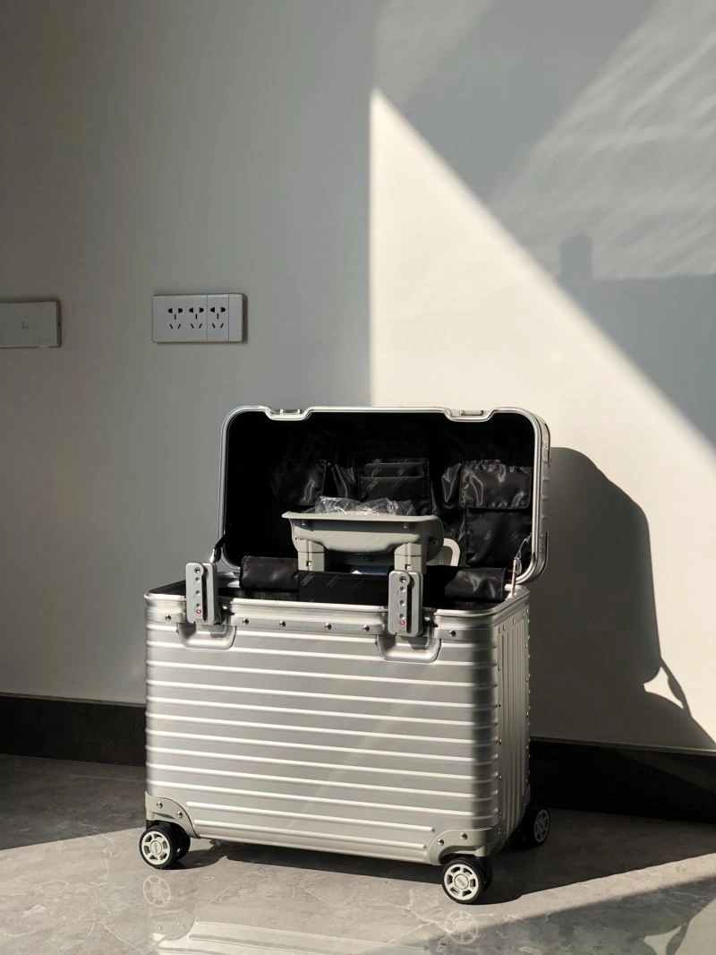 Supportive Rimowa Suitcase 69405