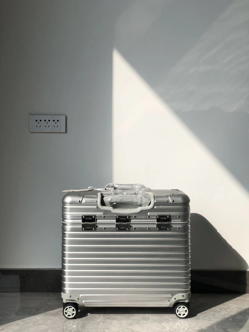 Supportive Rimowa Suitcase 69405