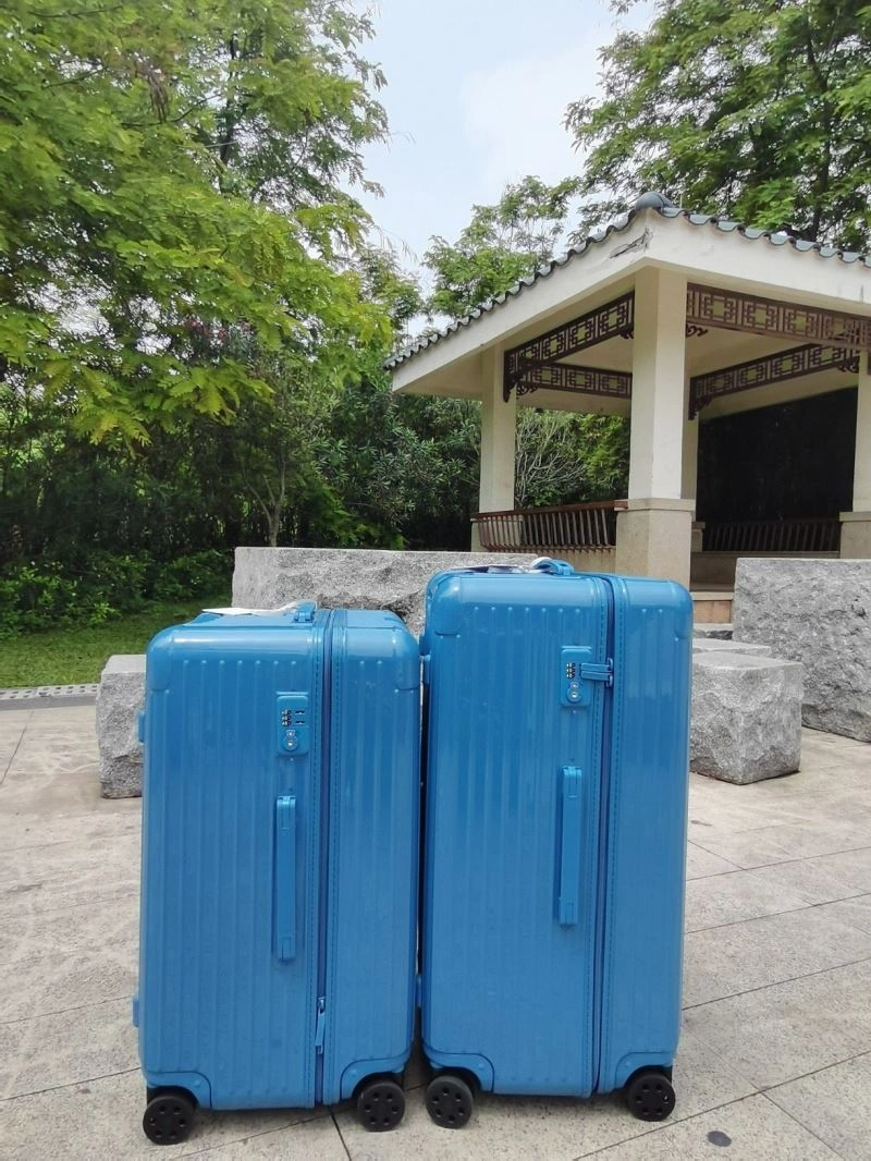 Minimalist Rimowa Suitcase 69361
