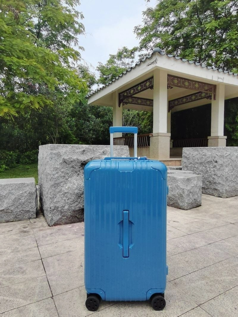 Minimalist Rimowa Suitcase 69361