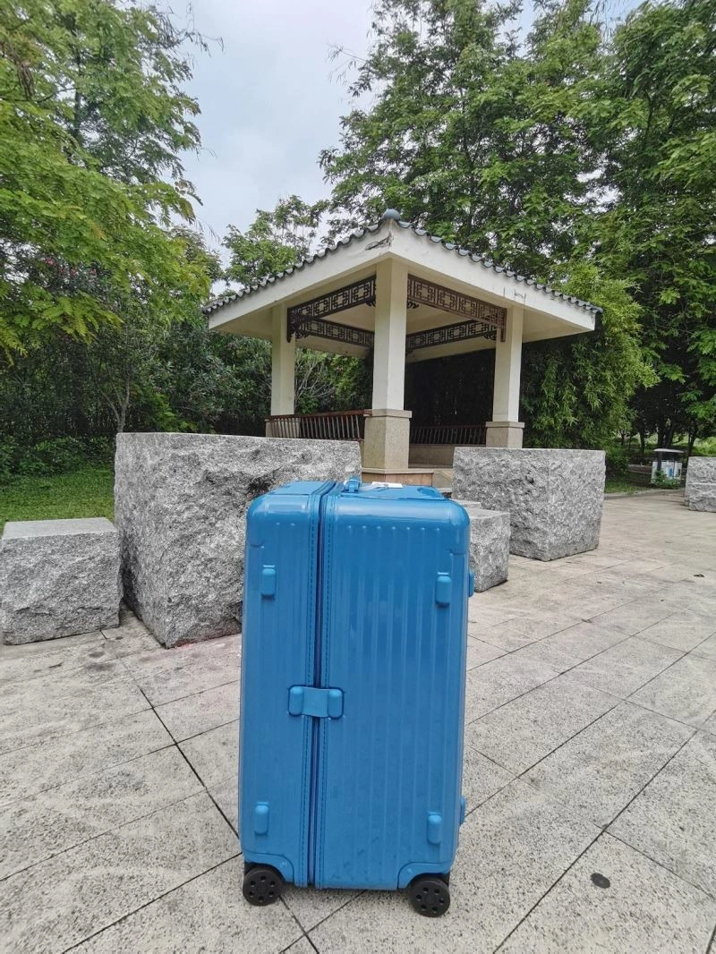 Minimalist Rimowa Suitcase 69361