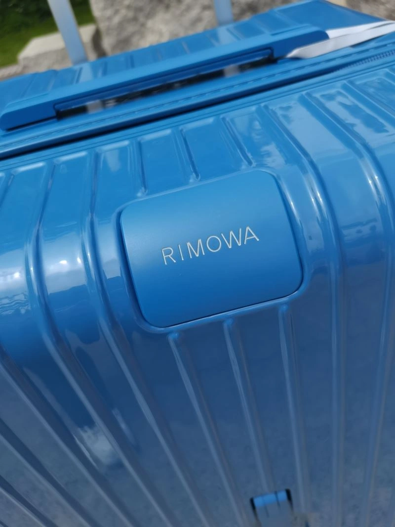Minimalist Rimowa Suitcase 69361