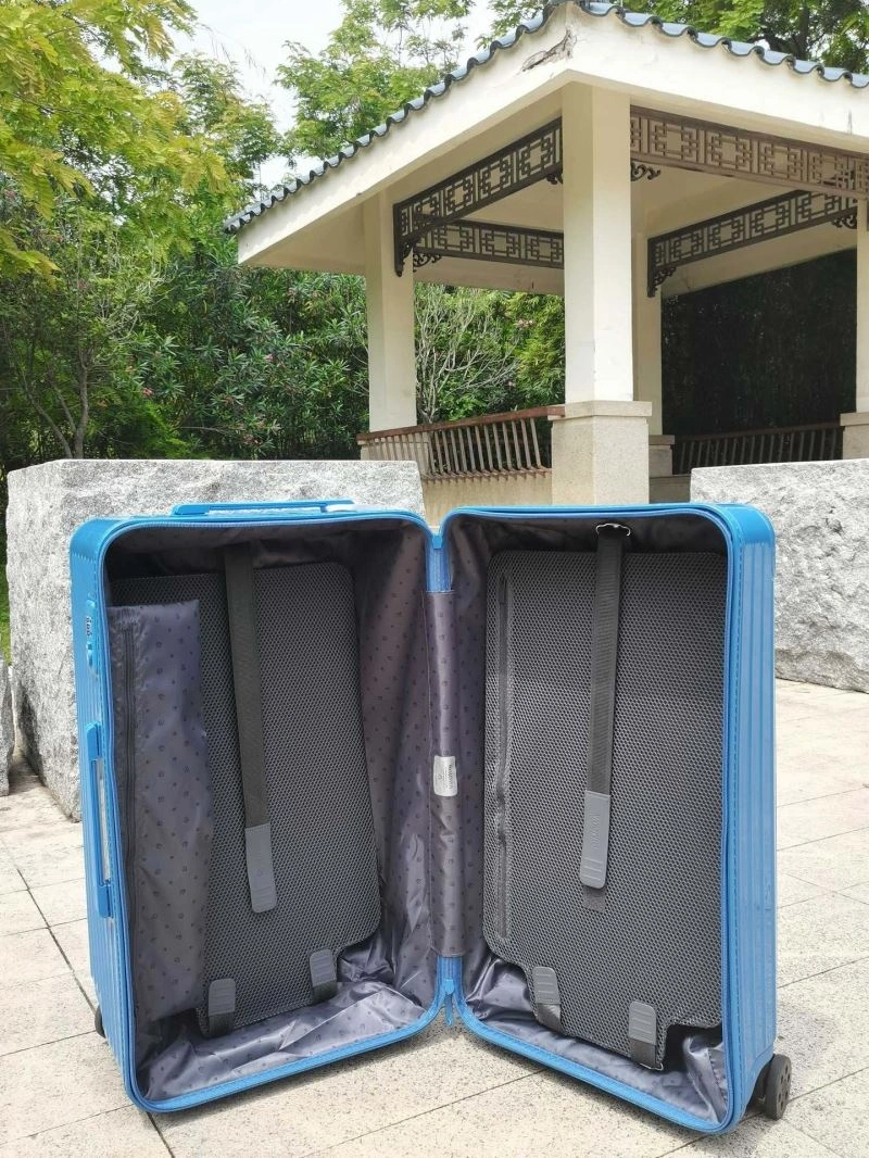Minimalist Rimowa Suitcase 69361
