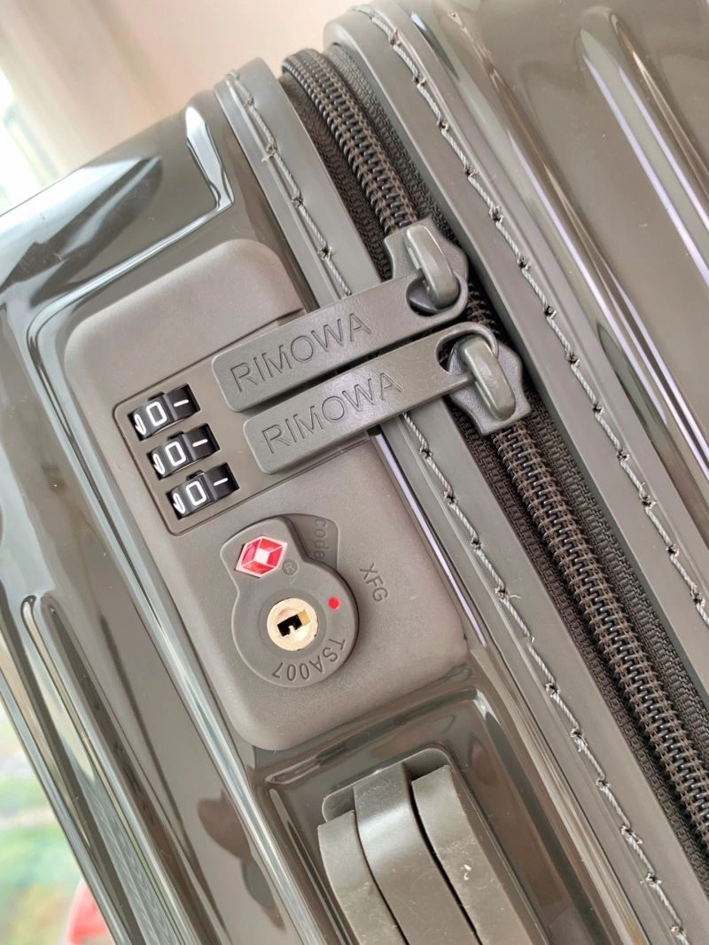 Durable Rimowa Suitcase 69353