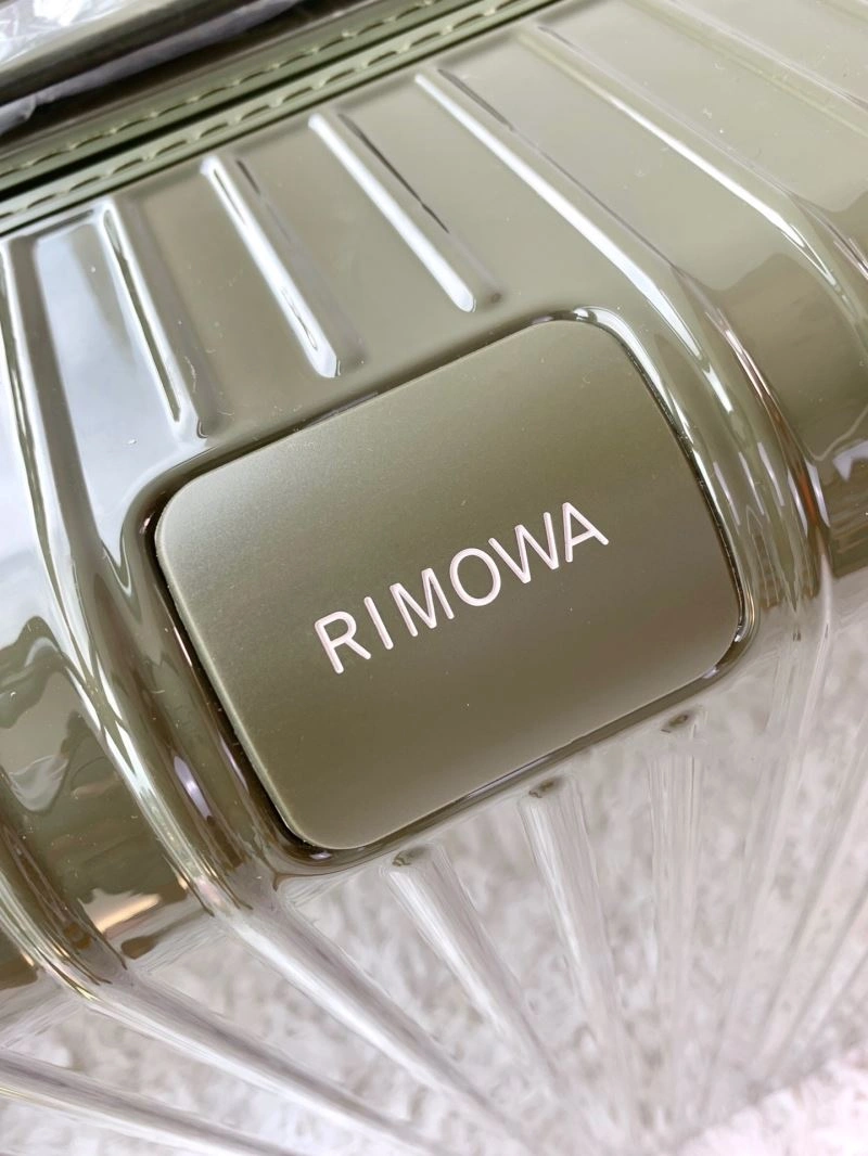 Lightweight Rimowa Suitcase 69352