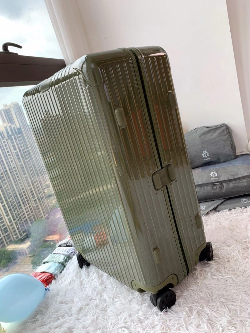 Lightweight Rimowa Suitcase 69352