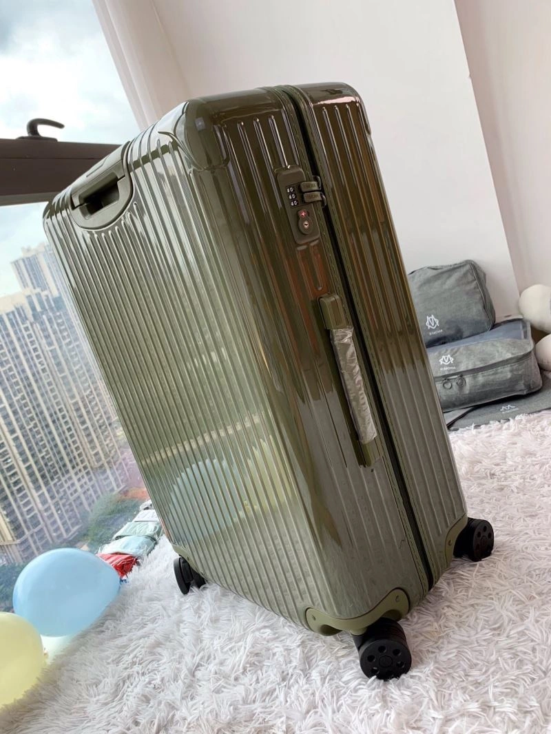 Lightweight Rimowa Suitcase 69352