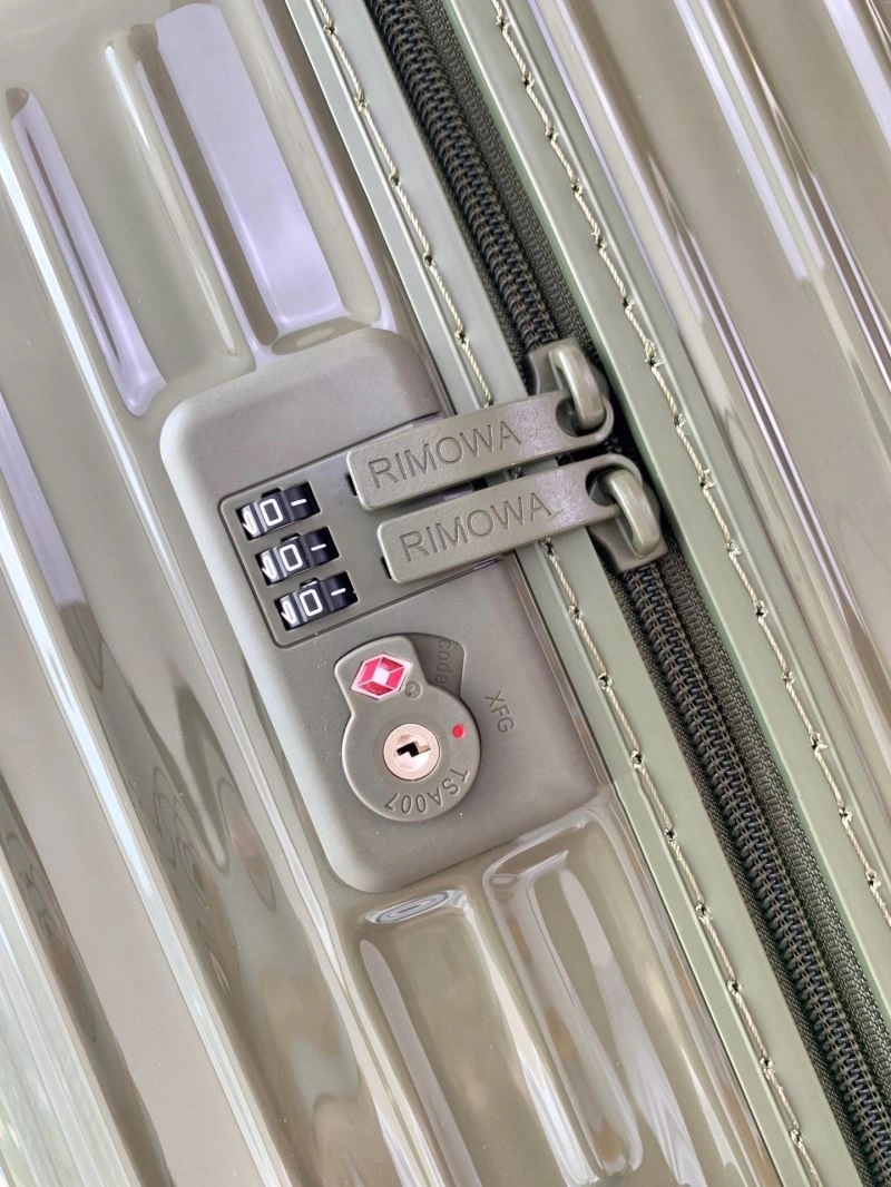 Lightweight Rimowa Suitcase 69352