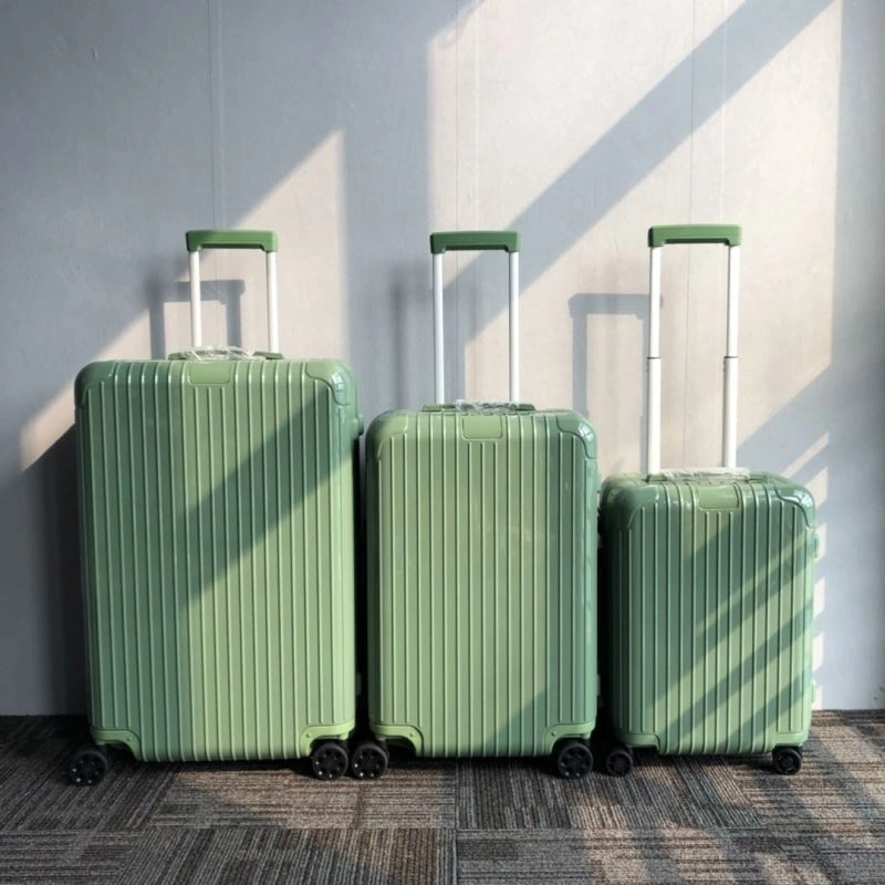 Versatile Rimowa Suitcase 69346