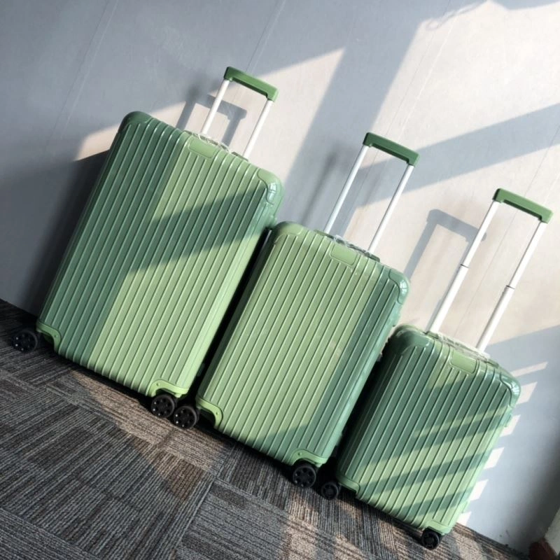 Versatile Rimowa Suitcase 69346