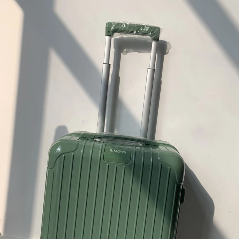 Versatile Rimowa Suitcase 69346